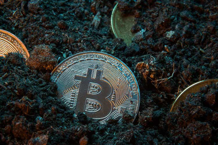 Майнинг криптовалюты - Bitcoin. Онлайн деньги монета в грязи землю. Цифровая валюта, рынок блок-цепей, онлайн-бизнес