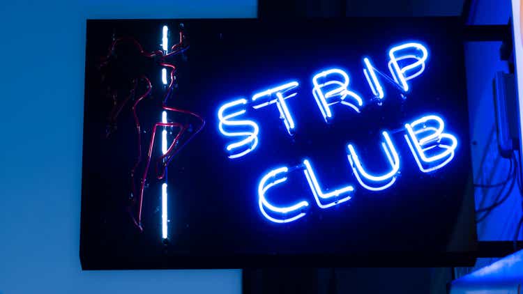 Mädchen Strip Club blau Neon Zeichen und Frau Silhouette