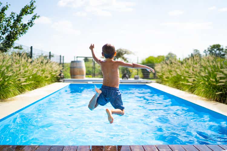 你好暑假 - 男孩在游泳池跳