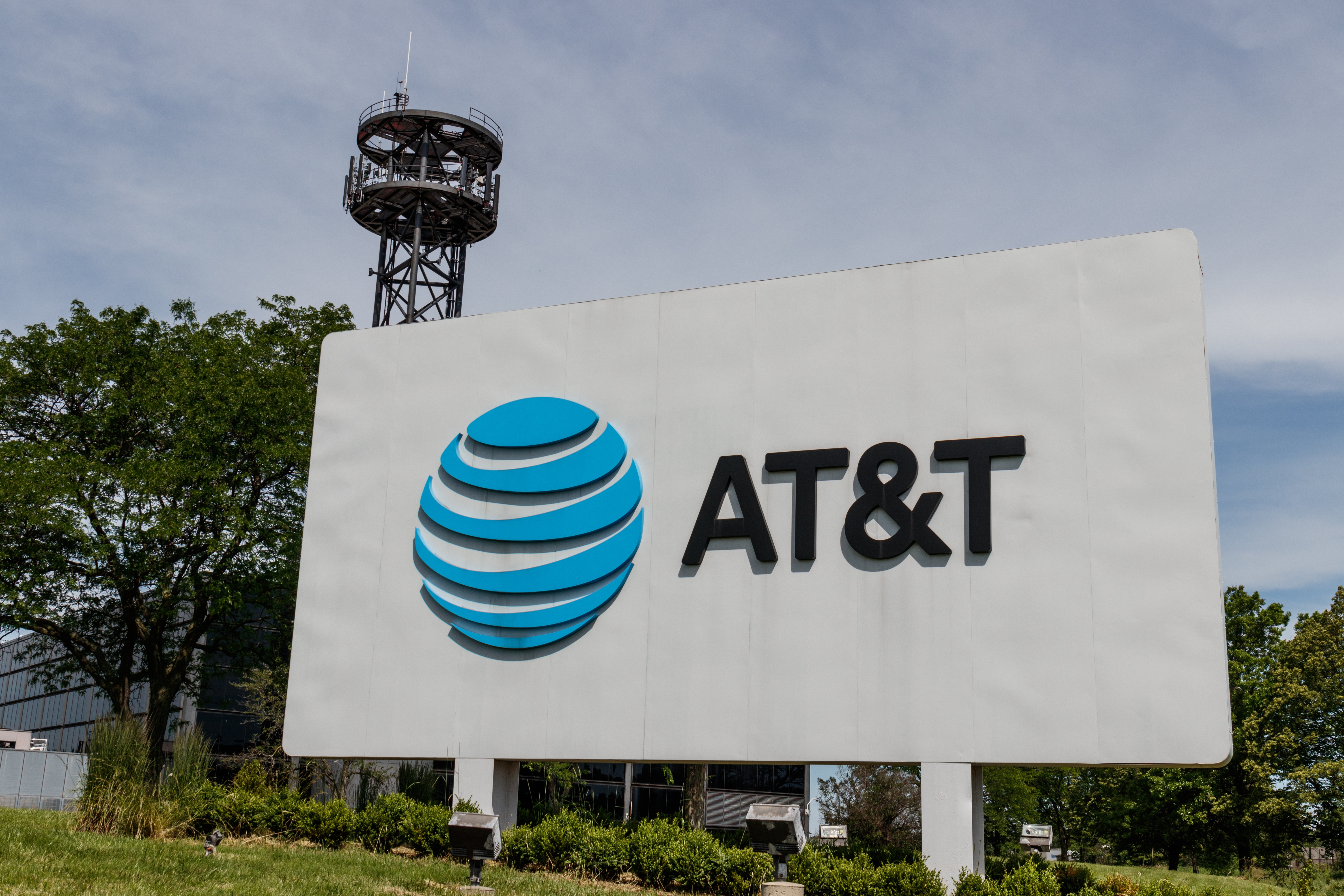 AT&T: Buying With Both Hands As Shares Plunge