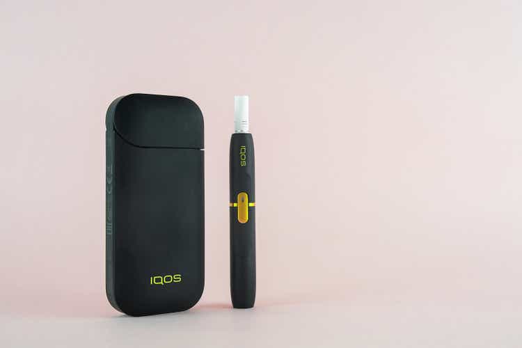 Neueste IQOS elektronische Zigarette (Heizung Tabacco System) auf rosa Hintergründen.