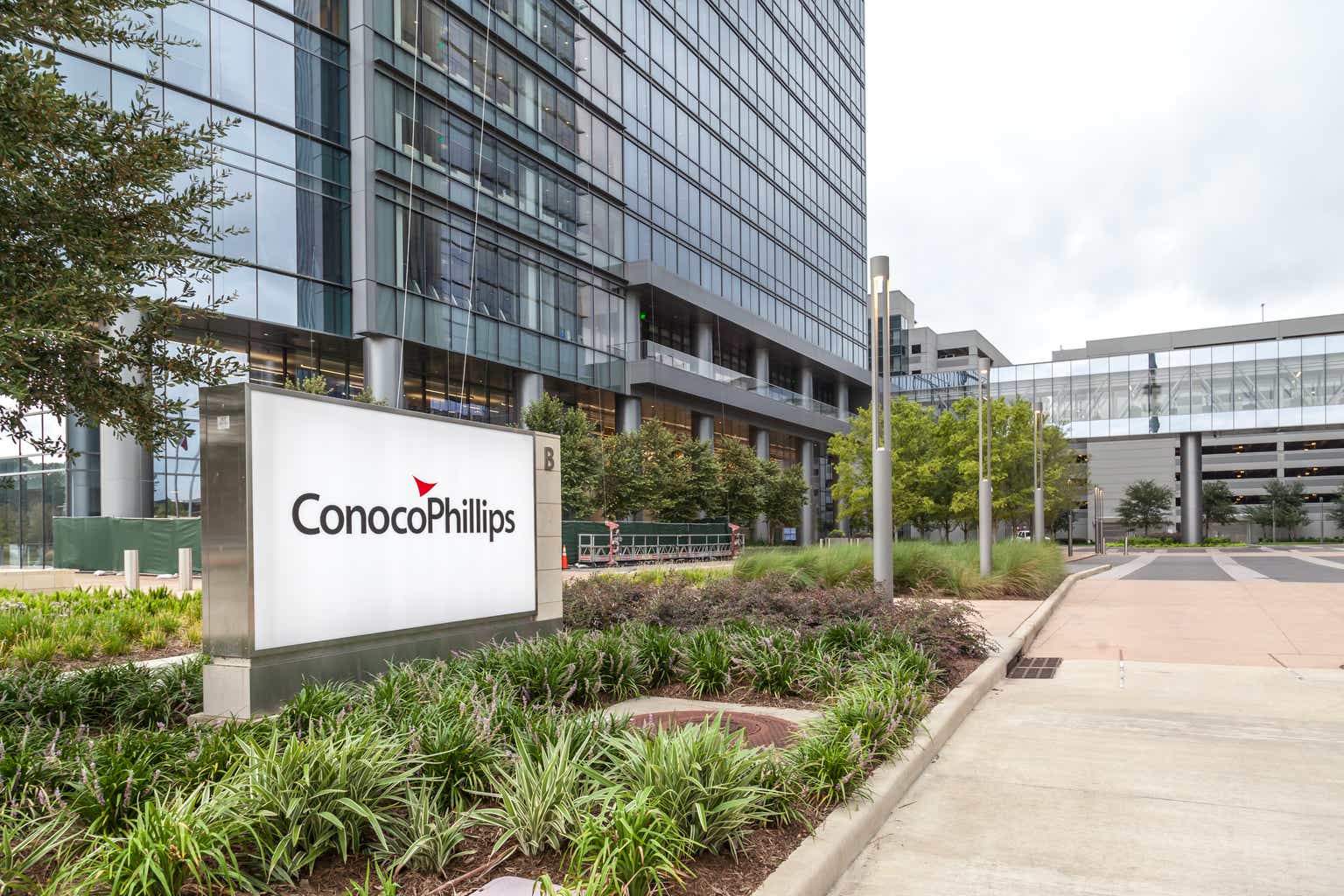 ConocoPhillips is overpriced in a tough market