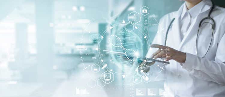 Doutor médico que toca no registro médico eletrônico na tabuleta. Dna. Saúde digital e conexão de rede no holograma interface de tela virtual moderna, tecnologia médica e conceito futurista.