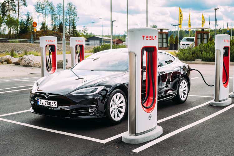 Черный цвет Tesla Model S 100d автомобиль припаркован на зарядной станции. Tesla Model S является полноразмерным Все электрические пятидверный, Роскошн�