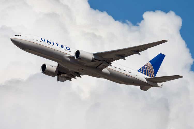 United Airlines Boeing 777-200 N775UA passagiersvliegtuig vertrek op de luchthaven van Frankfurt
