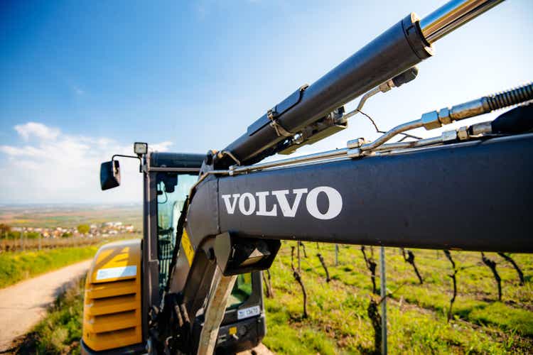 nuovo moderno escavatore compatto Volvo Ec27C