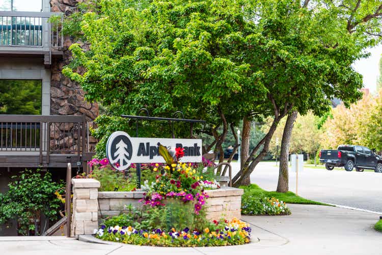 Stad in Colorado met de Alpine Bank Sign op East Hopkins Avenue