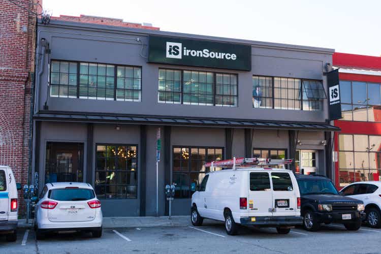 Iron source mobiele reclamebedrijf kantoor gevel in Silicon Valley