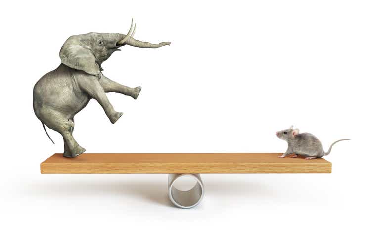 Konzept der Dinge wichtig. Elefant und Maus balanciert auf einer Wippe. 3D-Illustration