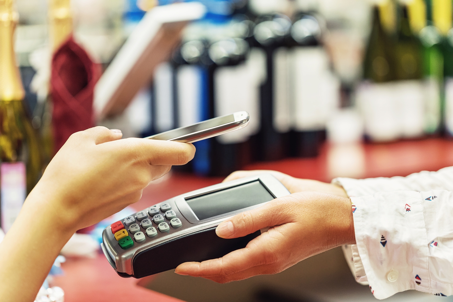 Buyer payment. Человек расплачивается картой. Покупатель в магазине. Buyer payment. Buyer payment.