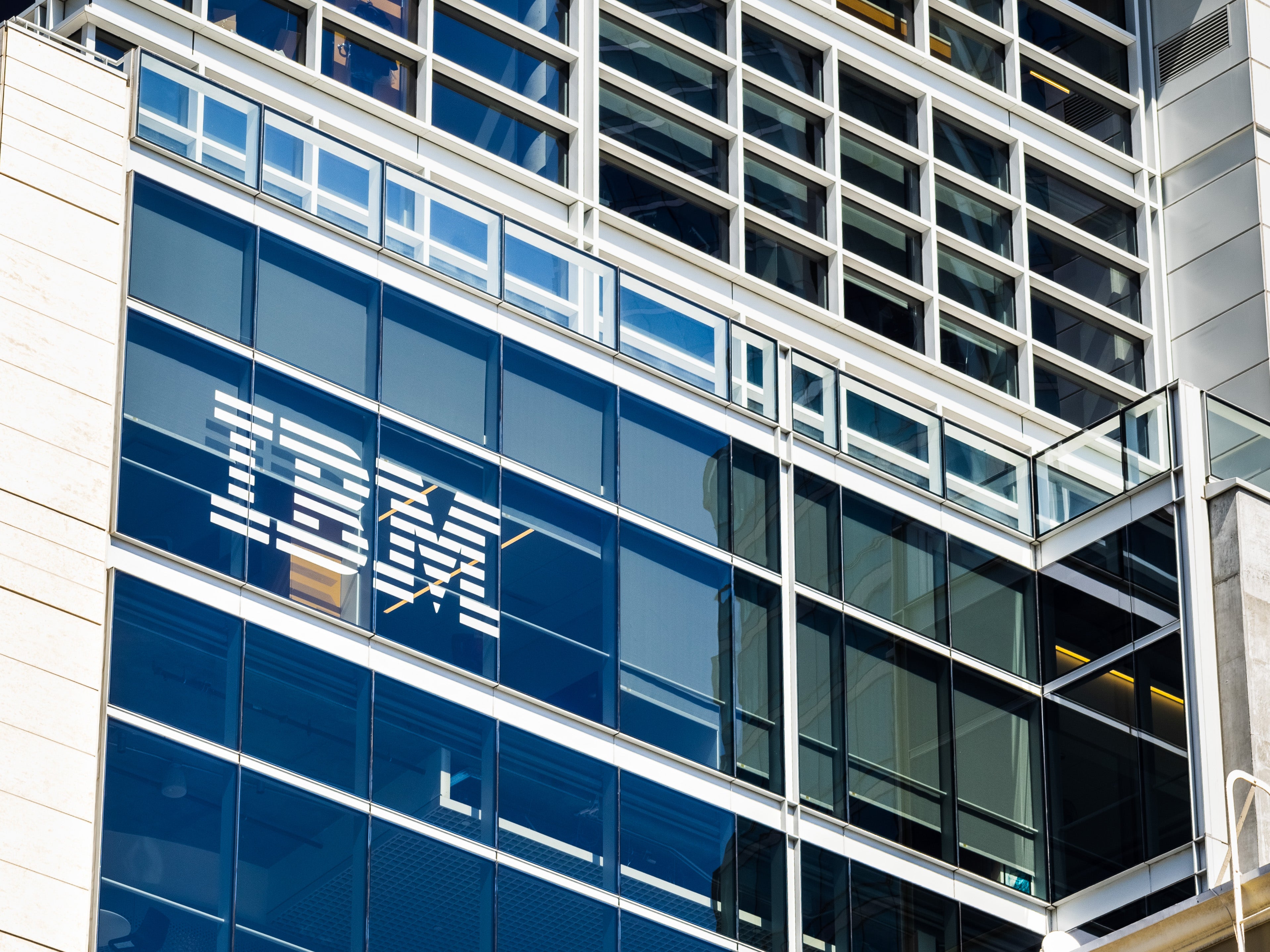 Ibm 7. IBM штаб квартира. Штаб квартира ASML. Офис IBM флаг Украины. Штаб квартира IBM В Армонке фото.