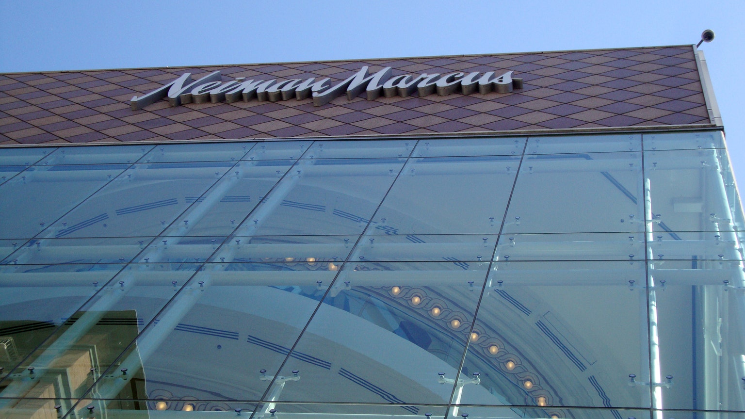 2 in custody after van crashes into Neiman Marcus in Magnificent