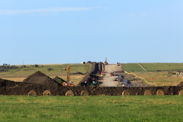 Uitdaging en teamwork van Legpijp over Prairie landbouwgrond