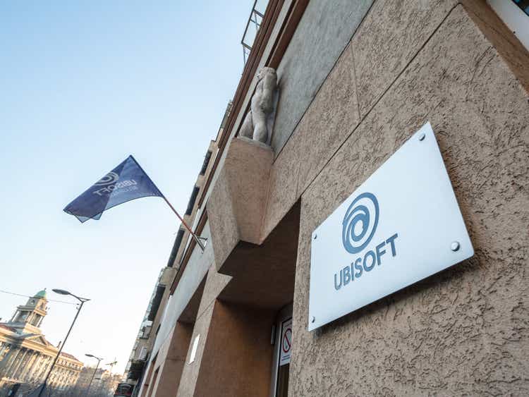 Логотип Ubisoft перед их местной штаб-квартирой. Ubisoft развлечения является компания по разработке видеоигр из Франции распространилась по все�