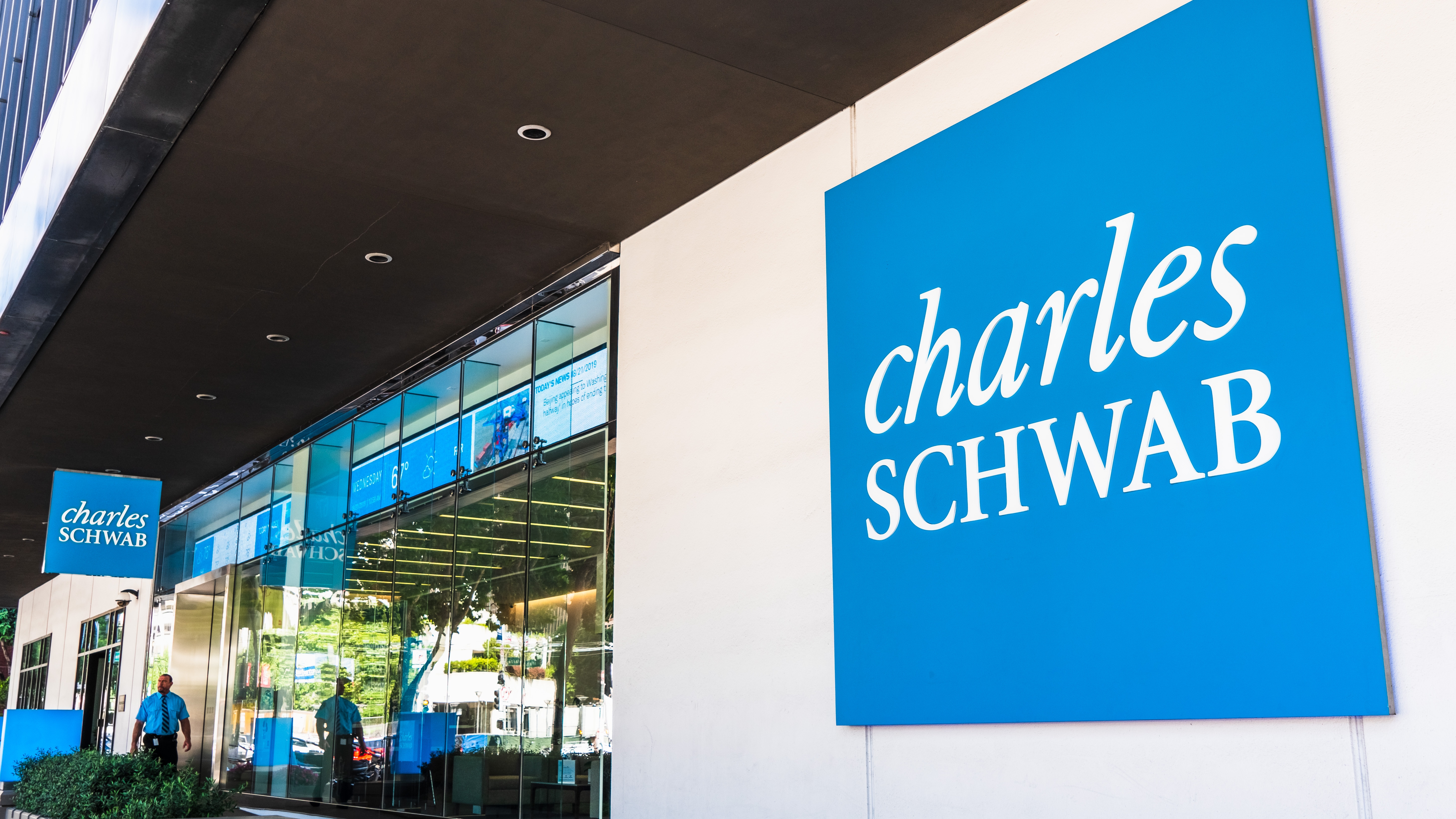 Charles Schwab Buy As It Grows Clients While Cutting Costs | Seeking Alpha