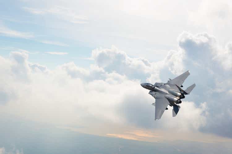 F-15 straaljager vliegen over wolken