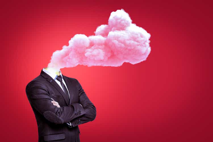 Geschäftsmann mit einer Wolke aus rosa Rauch statt Kopf auf rotem Hintergrund