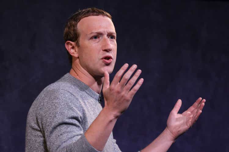 Le PDG de Facebook, Mark Zuckerberg, et le PDG de News Corp, Robert Thomson, font leurs débuts sur Facebook