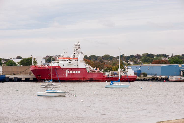 Zeilboten afgemeerd in de buurt van Survey vessel Fugro Searcher
