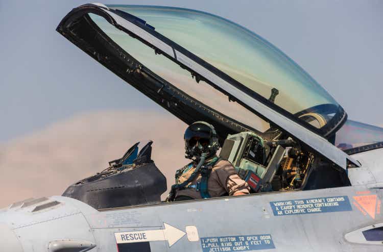 Pilot im Cocpit eines F-16-Kampfjets.