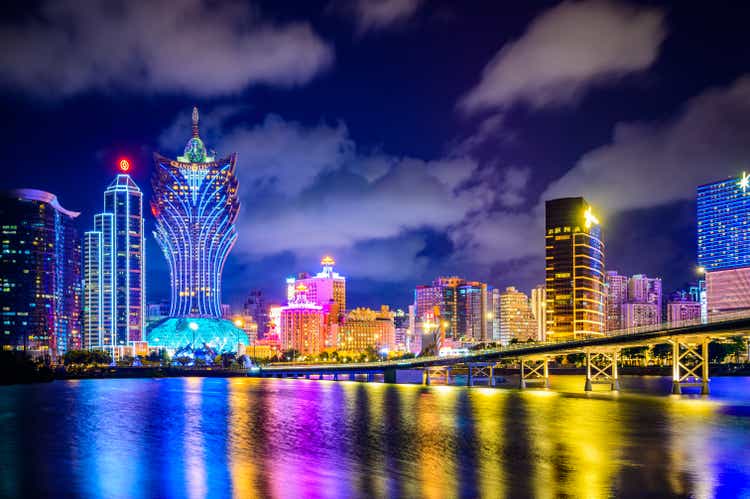 밤의 마카오 도시 풍경, 모든 호텔과 타워는 푸른 하늘, 마카오, 중국으로 화려하게 빛납니다.