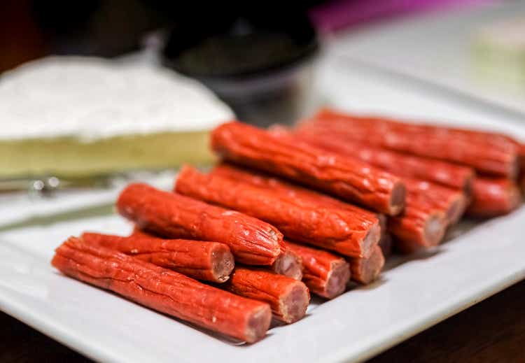 Preserved salami or meat sticks (rosso) in primo piano