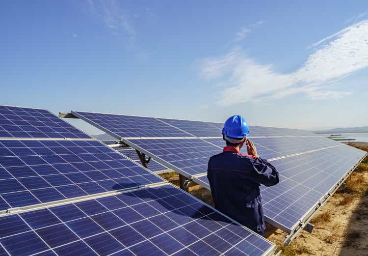 Solar kraftverks ingenjör kontrollerar