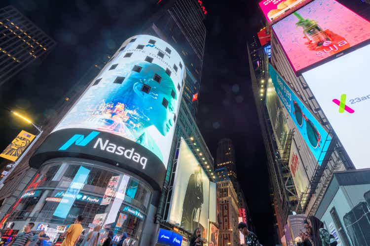 NASDAQ Gebäude bei Nacht in Time Square