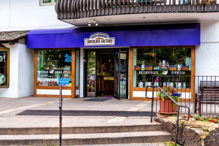 Estación de esquí de estilo suizo en Vail, Colorado con Rocky Mountain Chocolate Factory shop restaurant