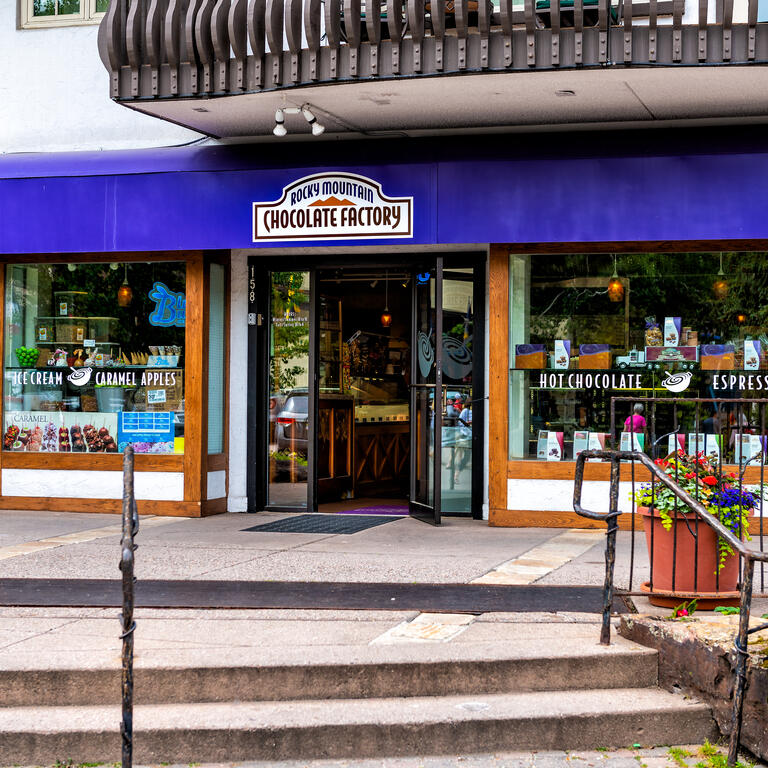 پیست اسکی به سبک سوئیسی در ویل، کلرادو با رستوران فروشگاهی کارخانه شکلات‌سازی کوه راکی