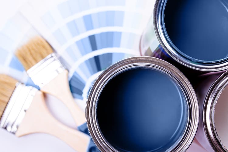 Verf borstels bovenop kan gevuld met blauwe verf. Klassieke blauwe kleur van het jaar 2020.