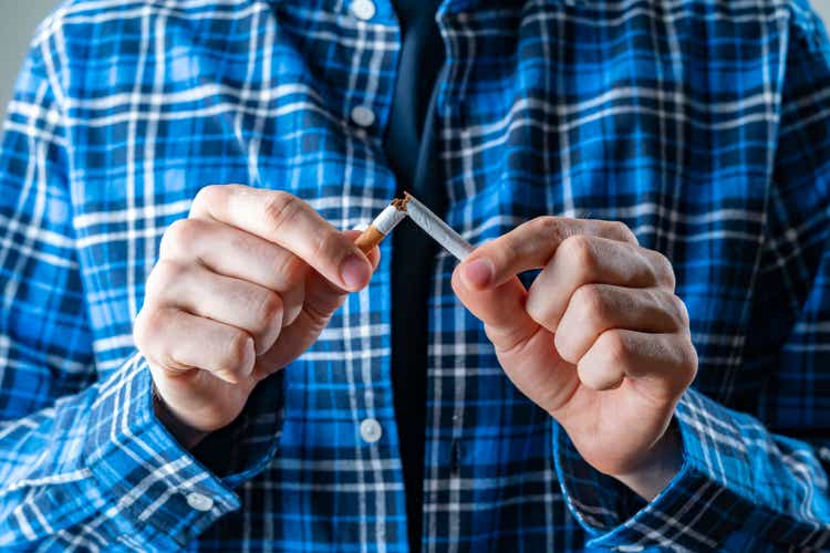 manos frenando el cigarrillo, símbolo de dejar de fumar y dejar de fumar, salvar su salud