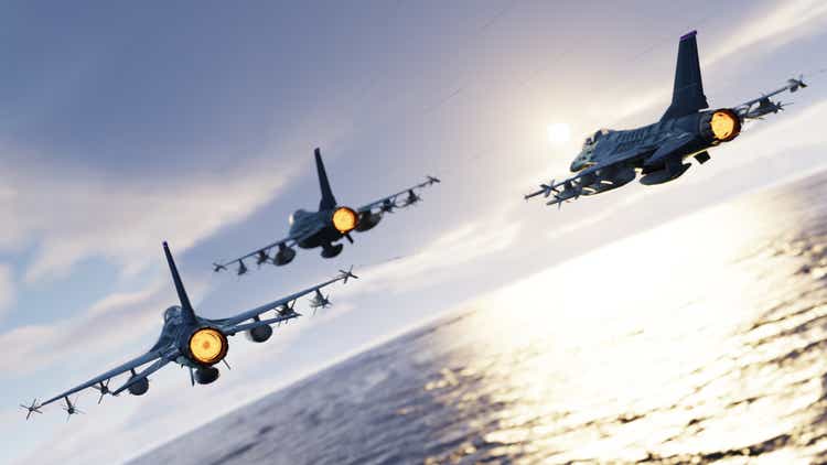 F-16 Jet-Kampfflugzeuge fliegen zusammen über dem Meer zurück Ansicht 3d render