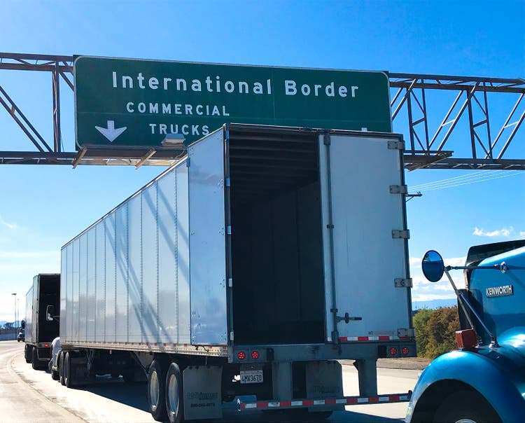 Calexico, CA: Trucks with waiting on new American-Mexican border crossing