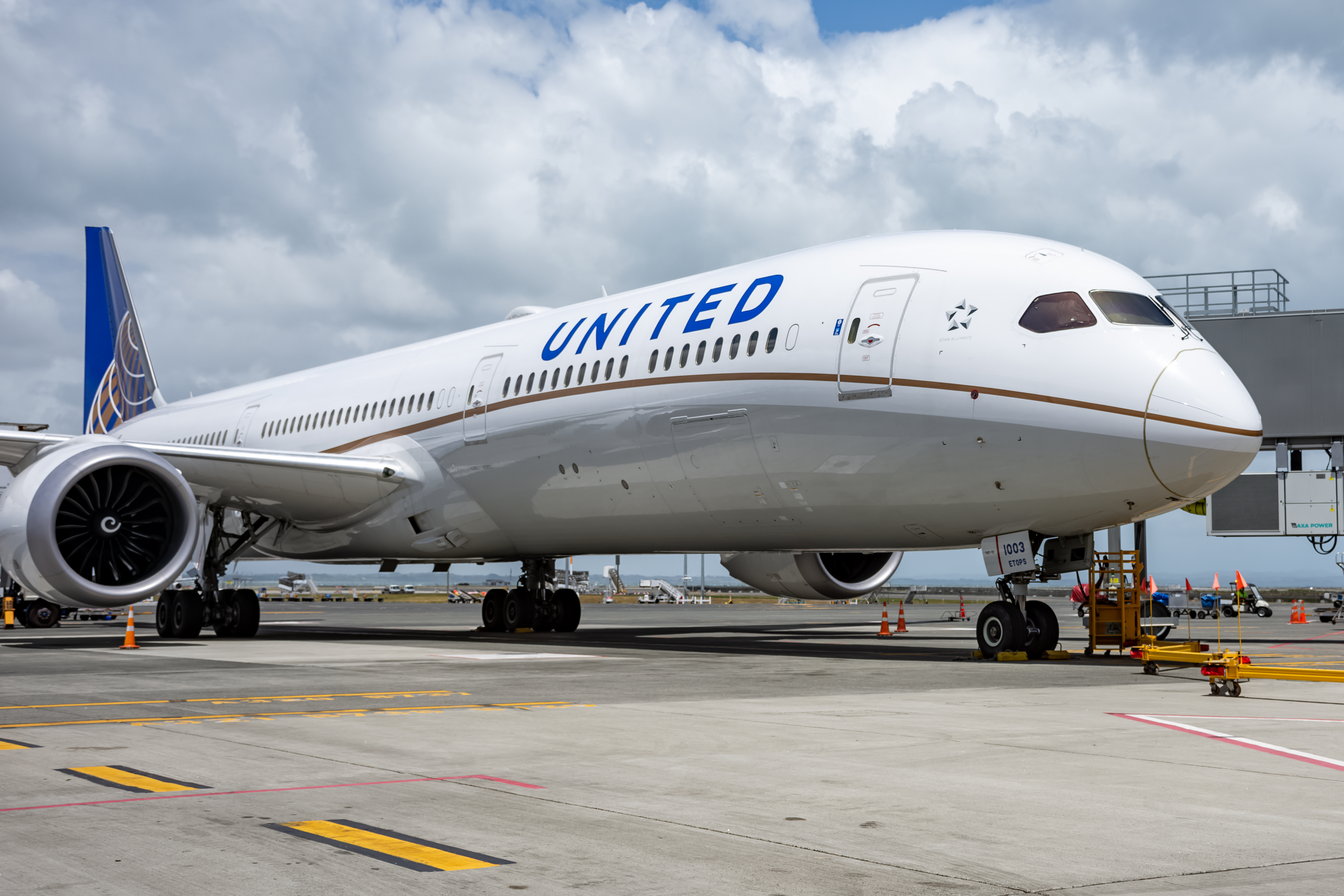 United Airlines, Pilots Agree On Four-year Deal With Solid Pay Raises ...