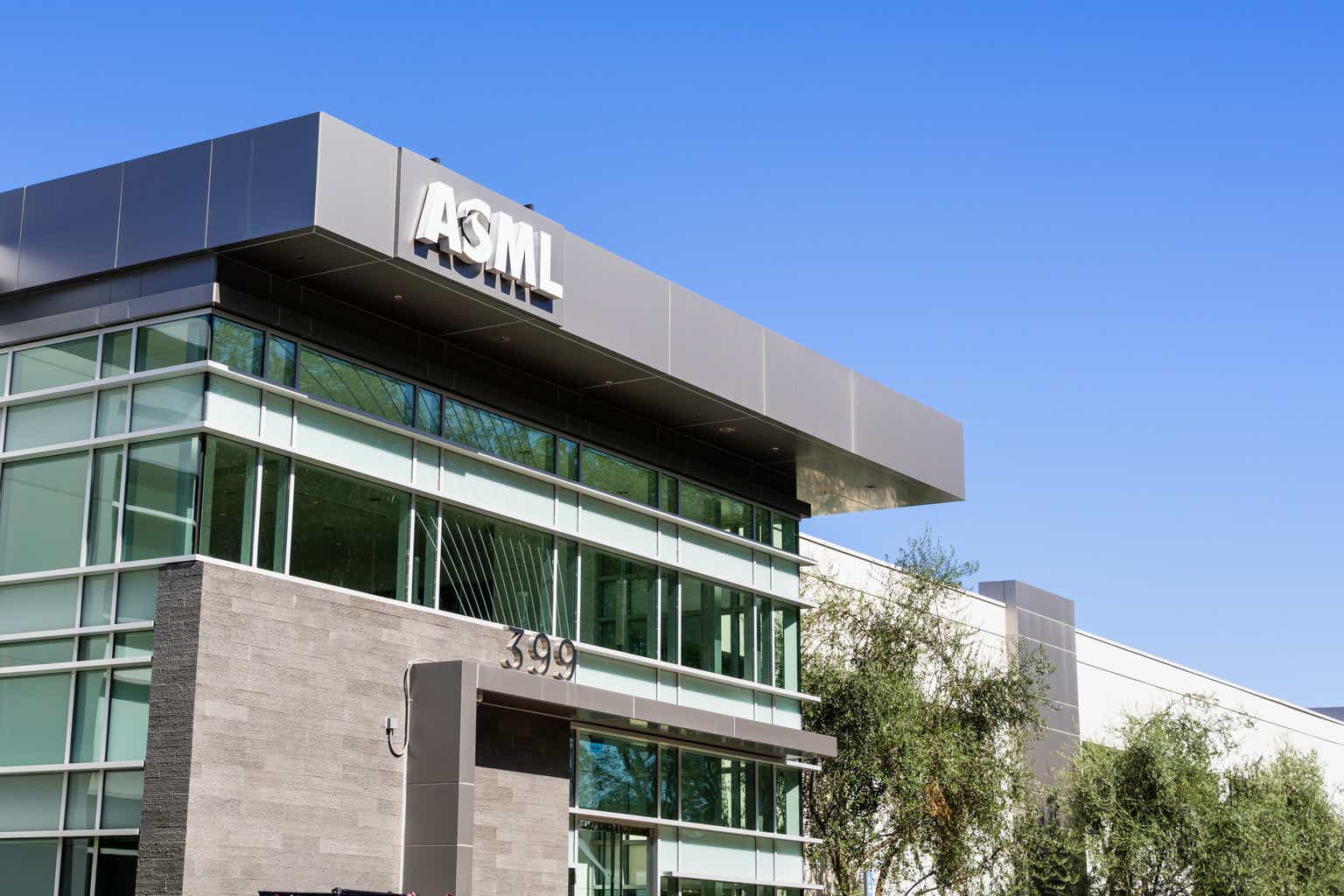 ASML Stock: Investors Have Been Served A Proof Point Of Feeble Demand (NASDAQ:ASML)