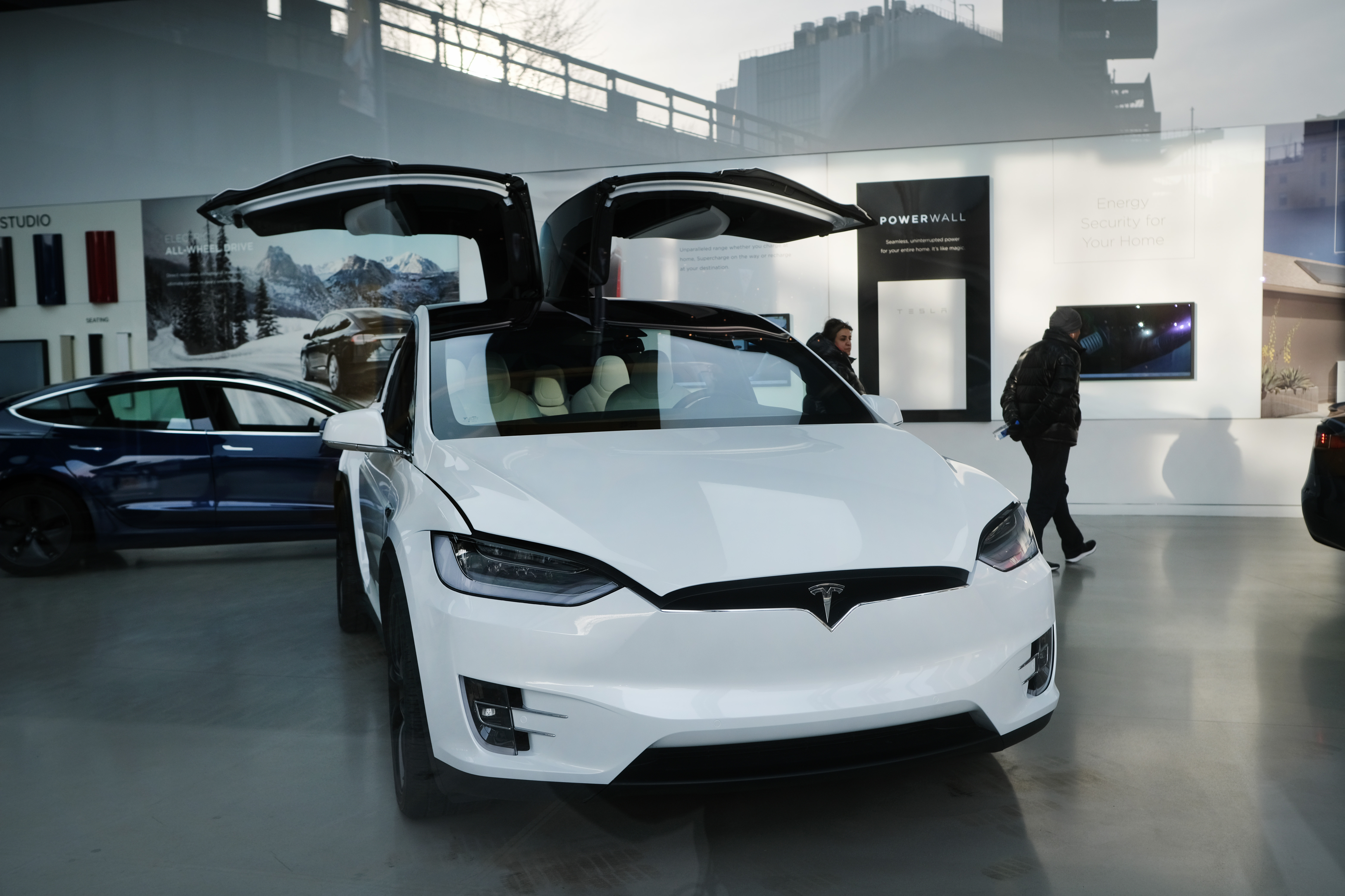 Tesla drive. Электромобиль Тесла. Илон Маск Тесла электромобили. Тесла электромобиль 2023.