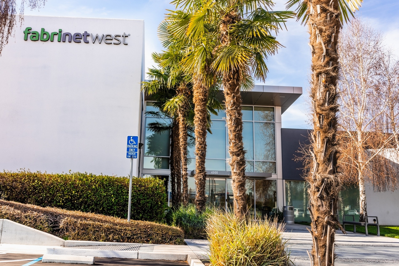 New Campus Signs - Fabrinetwest, image size:1280x854