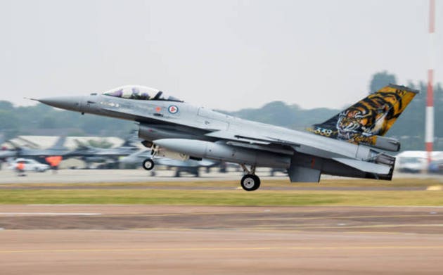 Royal Norwegian Air Force special livery Lockheed F-16AM Fighting Falcon 671 fighter jet arrival and landing