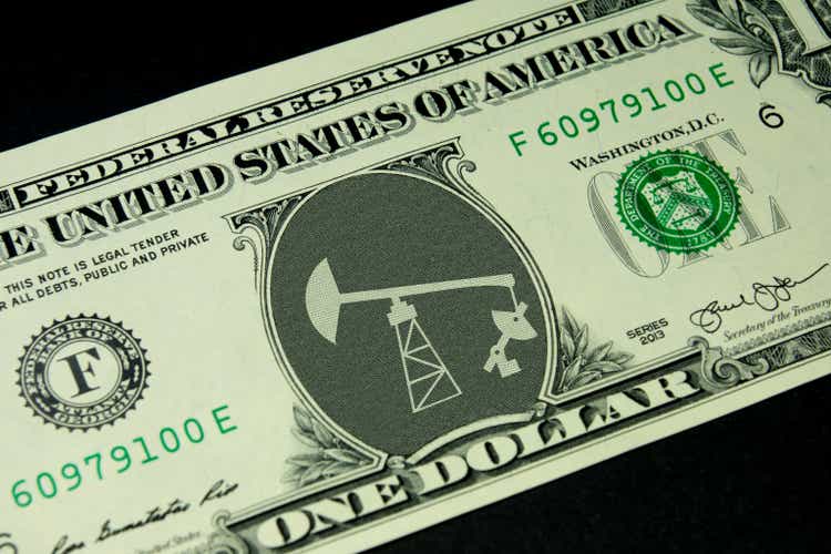 Dollar und ein Bohrturm für Rohöl