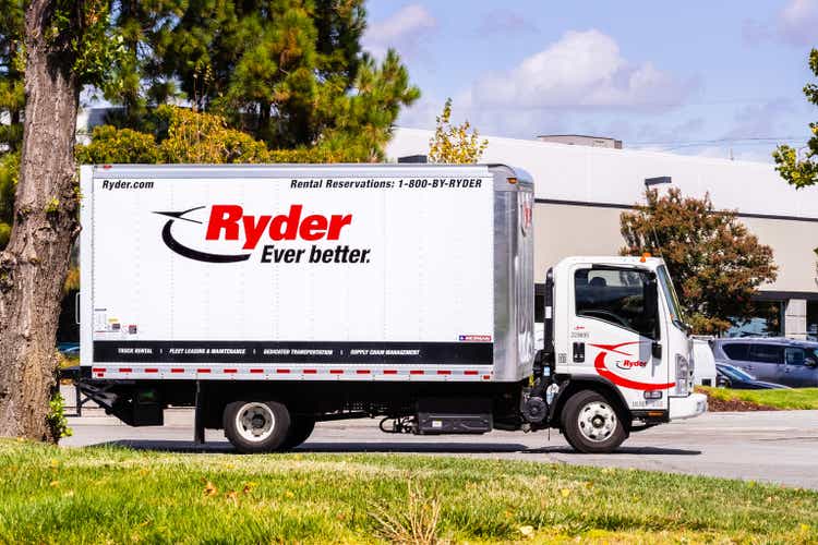 Ryder-Lkw fährt auf einer Straße