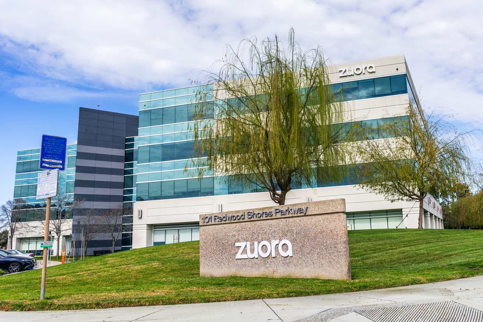 Zuora: Cheap evaluation beats mixed Outlook messages