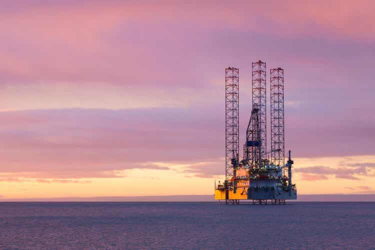 Jackup Ölplattform bei Sonnenuntergang