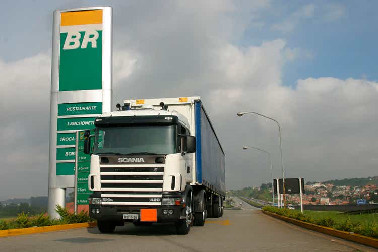 truck into Petrobras . gas station