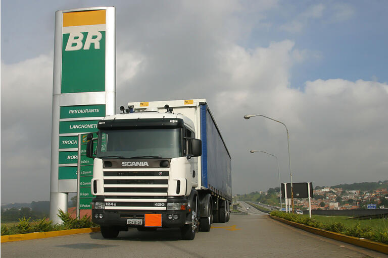 truck enters Petrobras gas station