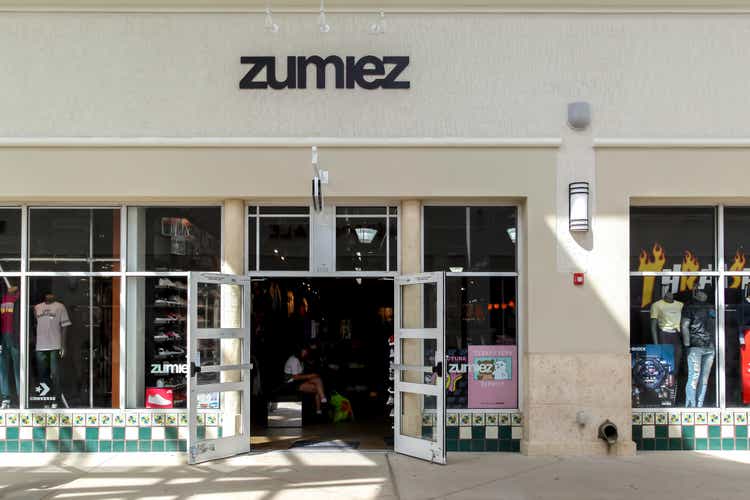 Tienda Zumiez en Orlando, Florida, Estados Unidos. Zumiez Inc. es una tienda de ropa especializada estadounidense.