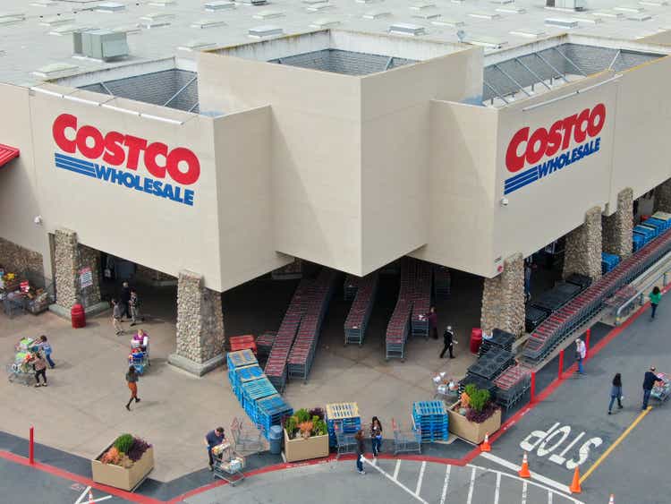 Linee speciali per gli acquirenti di Costco durante la pandemia di COVID-19
