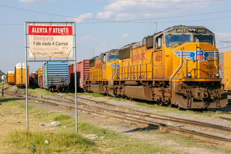 Einige Güterzüge in einem Eisenbahnknotenpunkt nahe der Grenze zu Mexiko und den USA