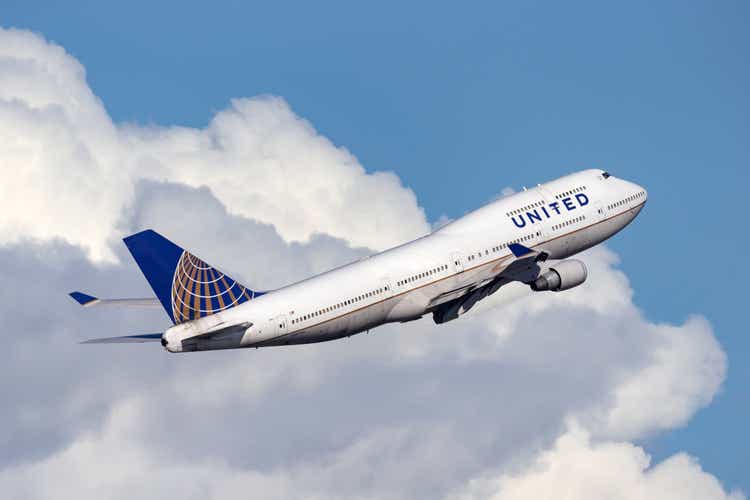 United Airlines Boeing 747 jumbo jet airliner taking off from Sydney Airport.