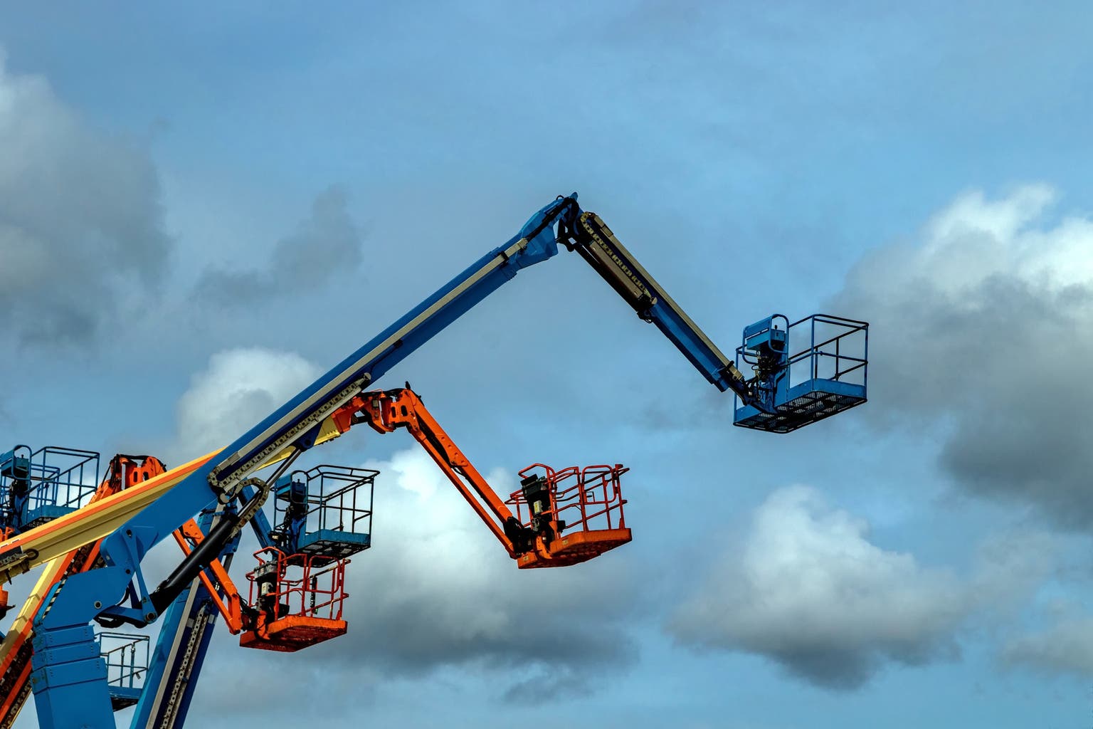 United rentals stock attractively valued with good growth prospects